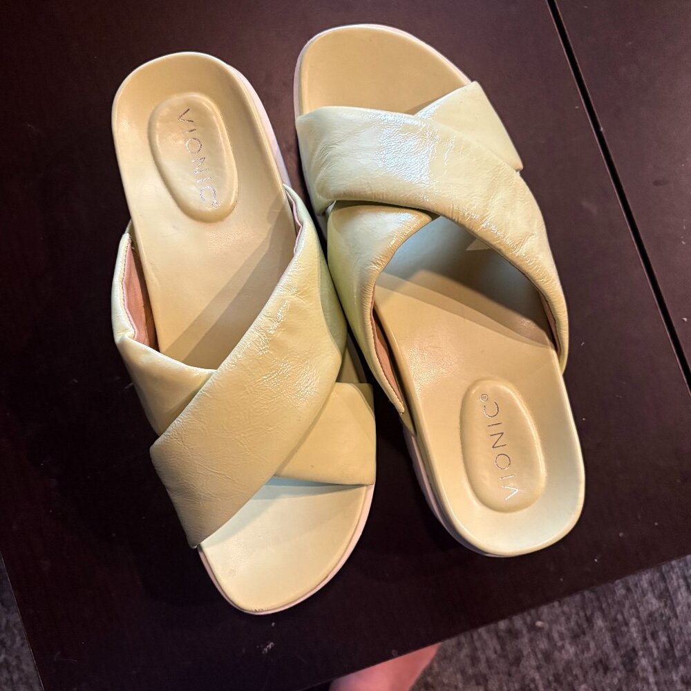 VIONIC PATENT LEATHER SLIDE